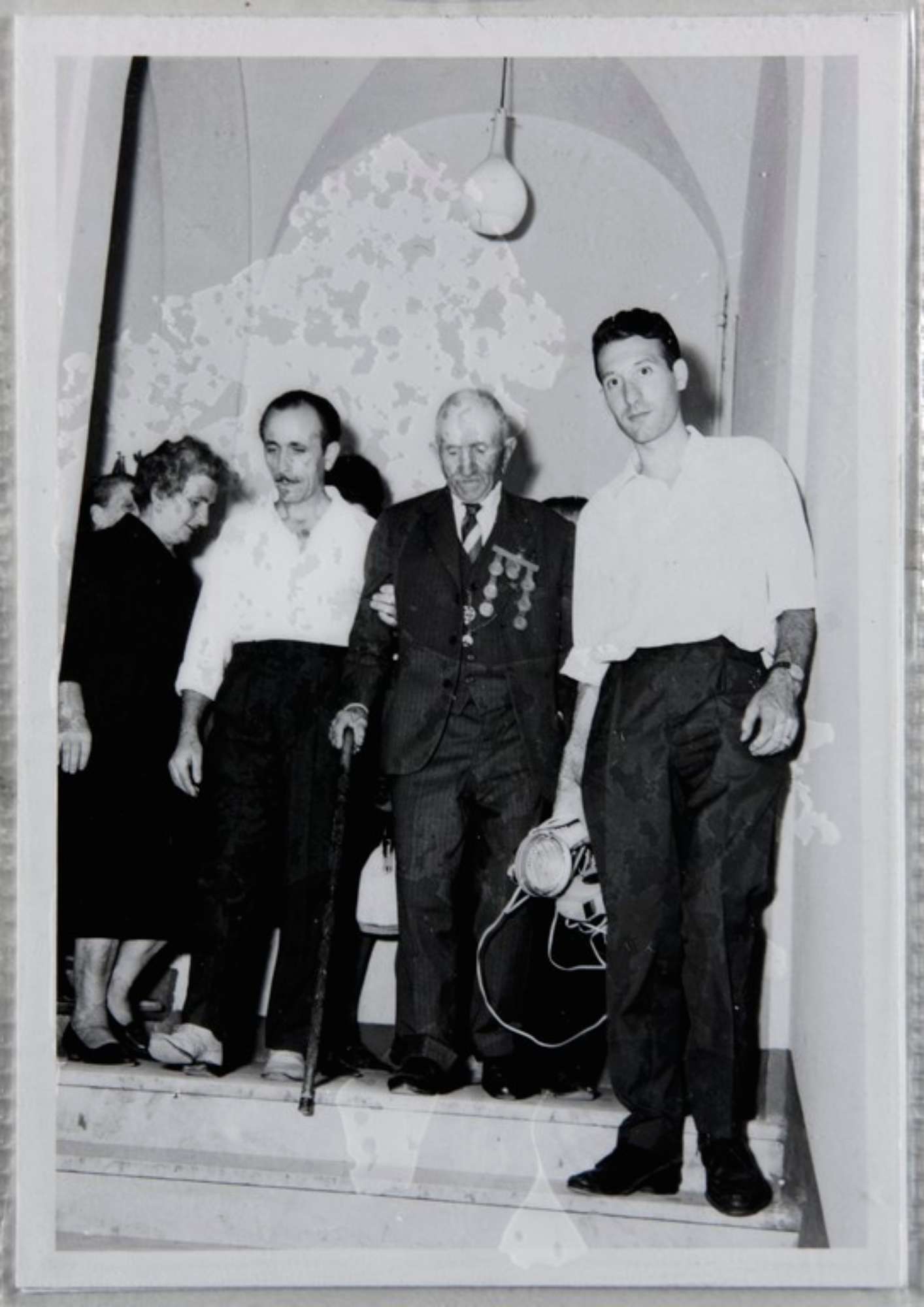 Poggibonsi, 18-19 luglio 1964, XX° anniversario della liberazione e conferimento ad Alcide Cervi della cittadinanza onoraria. Alcide Cervi scende le scale di un palazzo